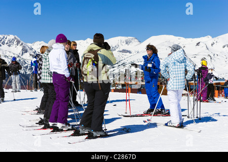 Skischule auf der Übungswiese in das Espiolets Skigebiet Grandvalira Region, Soldeu, Andorra Stockfoto