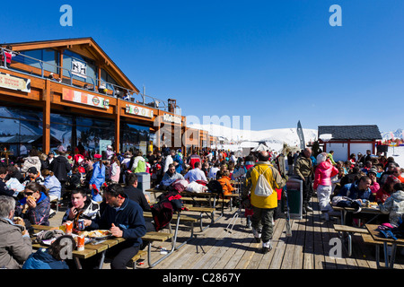 Terrasse des Bergrestaurants am unteren Rand der Piste in das Espiolets Skigebiet Soldeu, Grandvalira Region, Andorra Stockfoto