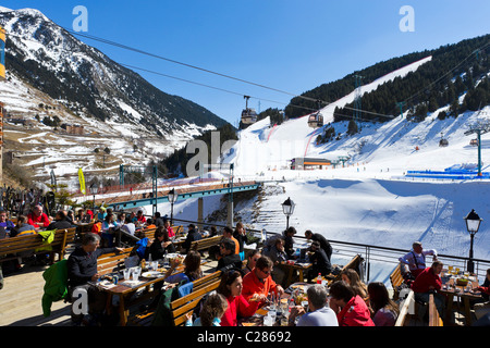 Terrasse der Sol i Neu Restaurant am unteren Rand der Gondel in das Resort Zentrum, Soldeu, Grandvalira Ski Area, Andorra Stockfoto