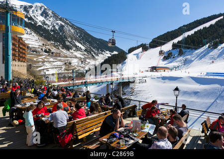 Terrasse der Sol i Neu Restaurant am unteren Rand der Gondel in das Resort Zentrum, Soldeu, Grandvalira Ski Area, Andorra Stockfoto