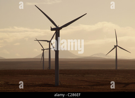 Windkraftanlagen in der Dämmerung in die weit nördlich von Schottland, Blick auf die Berge Stockfoto