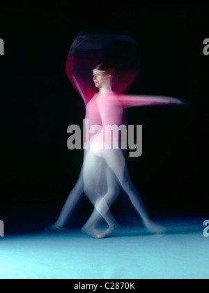 Bewegungsunschärfe der Spinnerei, Ballett und modernen Tanzstudent Stockfoto