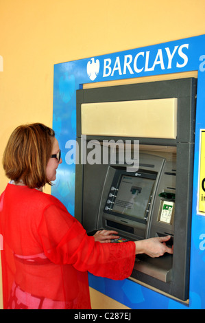 Barclays Bank-Filiale und ATM-Frau mit Cashpoint. Stockfoto