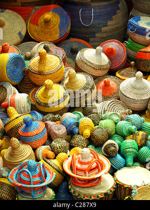 Bunten Bast Körbe in spanischen Straßenmarkt Stockfoto