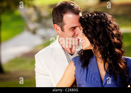 Ein glückliches Paar im Park teilen eine Umarmung und Kuss Stockfoto