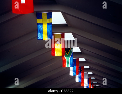 Internationale Fahnen hängen in einem Flughafen Stockfoto