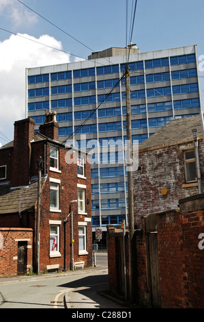 Terrasse-Zeile und high-Rise Bürohaus in Preston Stadtzentrum Stockfoto