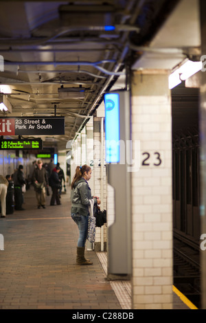 New York City Transit Authority testet eine neue Help-Point terminal in der 23rd Street Station in New York Stockfoto