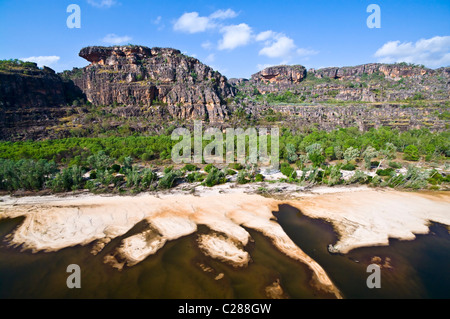 Erstellt von Überschwemmungen Top End Flüsse Sandbänke bauen unterhalb Klippen. Stockfoto