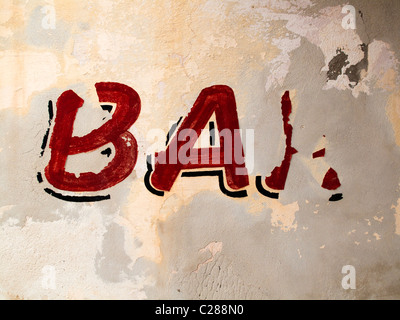 "Bar" unterzeichnen eine verwitterte Wand abziehen Stockfoto
