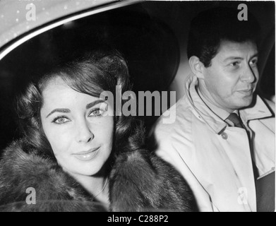 Schauspielerin Elizabeth Taylor im Auto mit Eddie Fisher Stockfoto