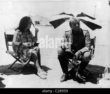 Liz Taylor und Richard Burton am Set von "Überfall auf Rommel" Stockfoto