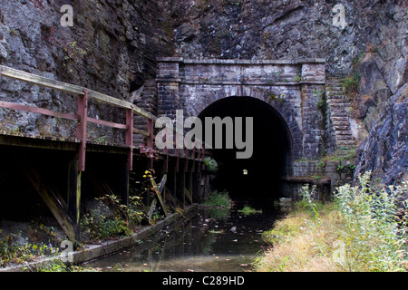 Der Osteingang des Paw Paw Tunnels entlang der Chesapeake and Ohio Canal National Historical Park in Allegany County Maryland Stockfoto