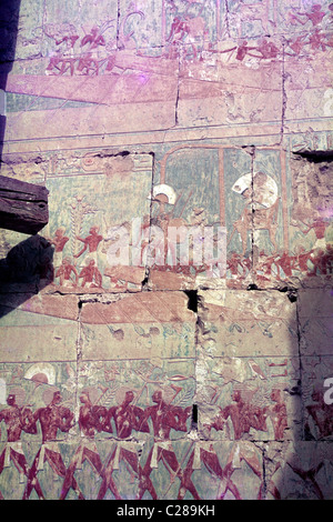 Luxor, Ägypten. Antike Schnitzereien auf Wand Tutanchamuns Grab im Tal der Könige. 1969 © Bob Kreisel Stockfoto