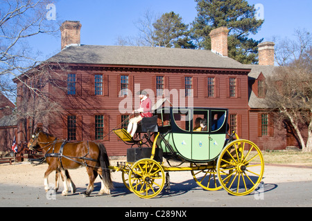 Koloniale Kutscher mit Pferd und Kutsche - koloniale Altstadt in Williamsburg Virginia Peitsche befahren Stockfoto