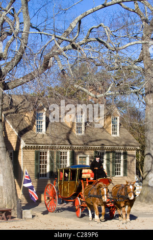 Koloniale Kutscher mit Pferd und Kutsche - koloniale Altstadt innerhalb der Stadt von Williamsburg Virginia Peitsche befahren Stockfoto