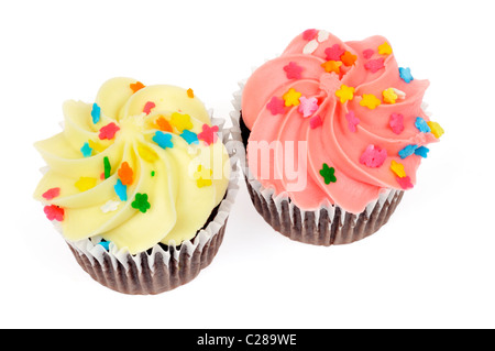 Gelben Zitronen und rosa Beeren Geeistes Schokoladen Cupcakes dekoriert mit Streuseln auf weißem Hintergrund isoliert. Stockfoto