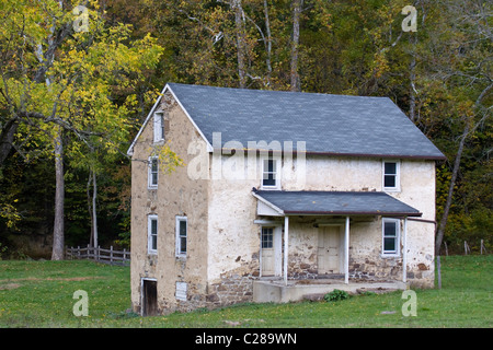 Eine 2-geschossige Ziegel Hause im Besitz von Winchester Gebäude Supply Co Inc-Lage Dorf Bloomery Hampshire County West Virginia Stockfoto