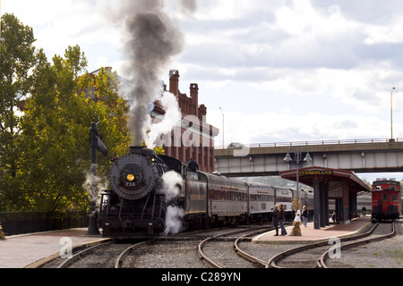 "Mountain Thunder" Dampf angetriebene Lokomotive und PKW am Western Maryland Scenic Railroad Depot in Cumberland MD. Stockfoto