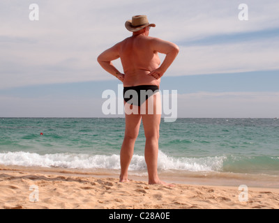 Alter Mann blickt auf das Meer auf einen Strandurlaub in Sri Lanka. Bild aufgenommen am Strand von Unawatuna Stockfoto