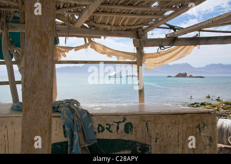 Safari-Quest Kreuzfahrtschiff vor Anker aus Isla Coyote (Pardito), Golf von Kalifornien, Sea of Cortez, Baja California, Mexiko. Stockfoto