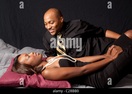 Romantisches Zwischenspiel, einer afroamerikanischen paar verliebt, suchen Sie liebevoll in die Augen Stockfoto