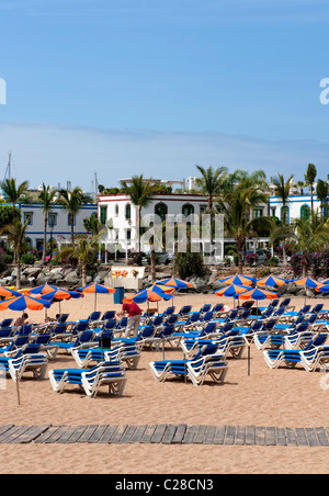 Liegestühle am Strand von Puerto Mogan auf Gran Canaria Stockfoto