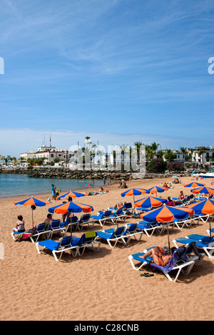 Liegestühle am Strand von Puerto Mogan auf Gran Canaria Stockfoto