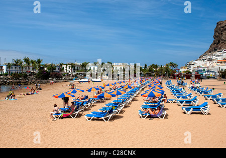 Liegestühle am Strand von Puerto Mogan auf Gran Canaria Stockfoto