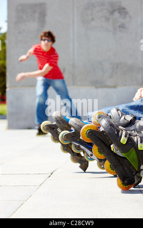 Junger Kerl Skateboarden im freien Stockfoto