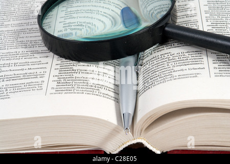 Öffnen Sie Bücher isoliert auf weißem Hintergrund. (Clipping-Pfad enthalten) Stockfoto