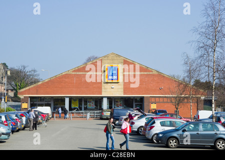 Aldi-Ladenzeile mit Autos geparkt auf Parkplatz außerhalb Supermarkt zu günstigen Preisen zu verkaufen. Bangor, Gwynedd, North Wales, UK, Großbritannien. Stockfoto