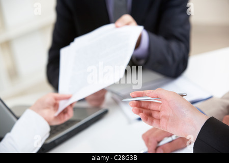 Nahaufnahme der menschlichen Hand mit Stift auf Dokument Stockfoto