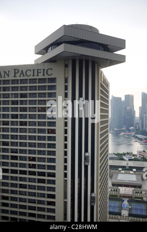 Das Pan PAcific Hotel in Singapur mit Dachrestaurant und Aufzüge auf der Außenseite. Stockfoto