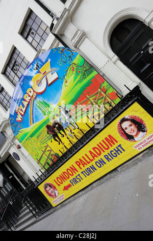 Werbe Banner über der Zauberer von Oz auf Palladium, London war. Stockfoto