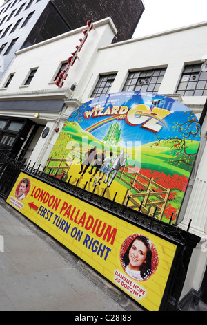 Werbe Banner über der Zauberer von Oz auf Palladium, London war. Stockfoto