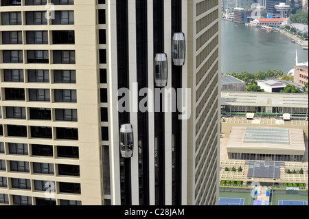 Die Aufzüge an der Außenseite des Pan Pacific Hotel in Singapur, Asien Stockfoto