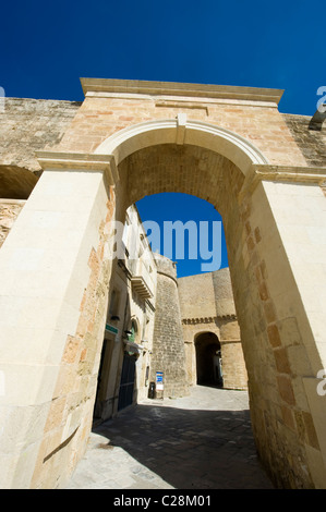 Italien, Otranto, Wehrmauer und Arkaden des Forts in Altstadt Stockfoto