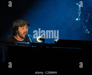 Patrick Watson führt live auf der Bühne The Queen Elizabeth Theatre Toronto, Kanada - 12.12.09 obligatorisch Stockfoto