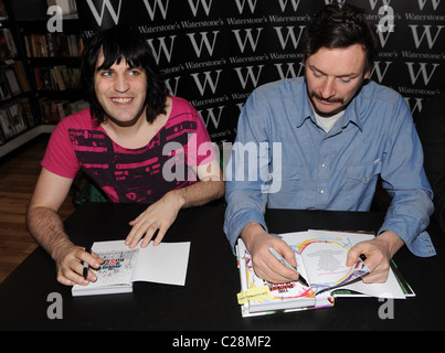 Noel Fielding und Julian Barratt von The Mighty Boosh bei einem Booksigning bei Waterstone, Piccadilly, London, England - 05.12.09 Stockfoto