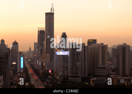 Skyline von Shenzhen in Dämmerung. Stockfoto