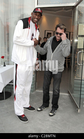 LA Laker D. J. Mbenga und Johnny Hallyday Johnny Hallyday und seine Frau Laetitia, zu Mittag mit LA Laker D. J. Mbenga an Stockfoto