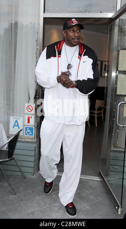 LA Laker D. J. Mbenga Johnny Hallyday und seine Frau Laetitia, stehen Mittagessen mit LA Laker D. J. Mbenga Petrossian auf Robertson Stockfoto