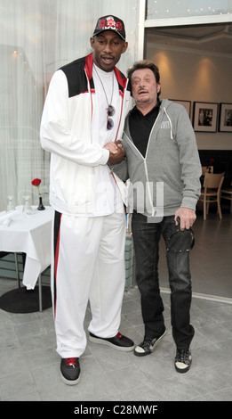 LA Laker D. J. Mbenga und Johnny Hallyday Johnny Hallyday und seine Frau Laetitia, zu Mittag mit LA Laker D. J. Mbenga an Stockfoto