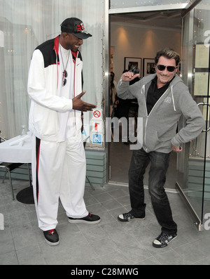 LA Laker D. J. Mbenga und Johnny Hallyday Johnny Hallyday und seine Frau Laetitia, zu Mittag mit LA Laker D. J. Mbenga an Stockfoto