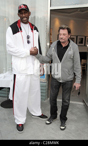 LA Laker D. J. Mbenga und Johnny Hallyday Johnny Hallyday und seine Frau Laetitia, zu Mittag mit LA Laker D. J. Mbenga an Stockfoto