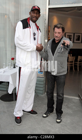 LA Laker D. J. Mbenga und Johnny Hallyday Johnny Hallyday und seine Frau Laetitia, zu Mittag mit LA Laker D. J. Mbenga an Stockfoto