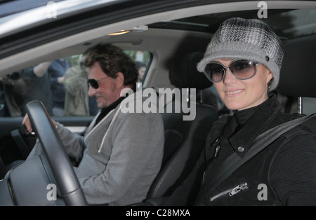 Johnny Hallyday und seine Frau Laetitia, haben Mittagessen mit LA Laker D. J. Mbenga Petrossian auf Robertson Blvd. Los Angeles, Stockfoto