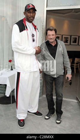 LA Laker D. J. Mbenga und Johnny Hallyday Johnny Hallyday und seine Frau Laetitia, zu Mittag mit LA Laker D. J. Mbenga an Stockfoto