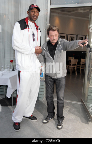LA Laker D. J. Mbenga und Johnny Hallyday Johnny Hallyday und seine Frau Laetitia, zu Mittag mit LA Laker D. J. Mbenga an Stockfoto